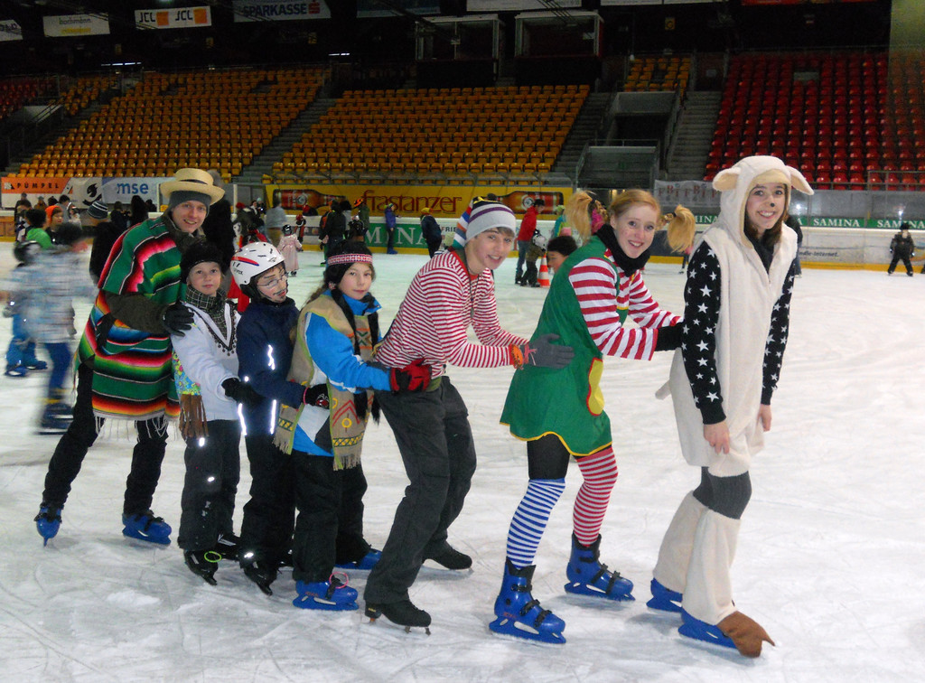 Die Jungschar Frastanz  bei der Eispolonaise.JPG