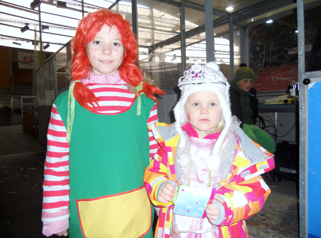 Die Nachbarinnen Martina _9_ und Elisa _4_ aus Muntlix.JPG