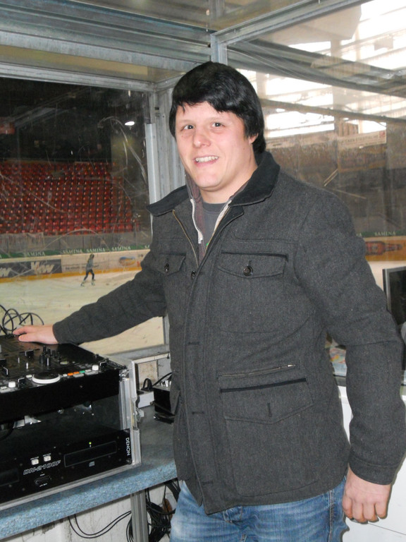 DJ Thomas sorgte f__r die musikalische Untermalung.JPG