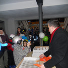 Familien-Stadtrat Guntram Rederer beim Krapfenverteilen.JPG