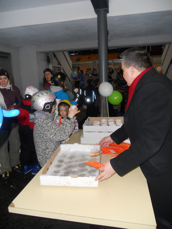 Familien-Stadtrat Guntram Rederer beim Krapfenverteilen.JPG