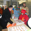 Familien-Stadtrat Guntram Rederer beim Verteilen der __berraschungst__ten und Krapfen.JPG