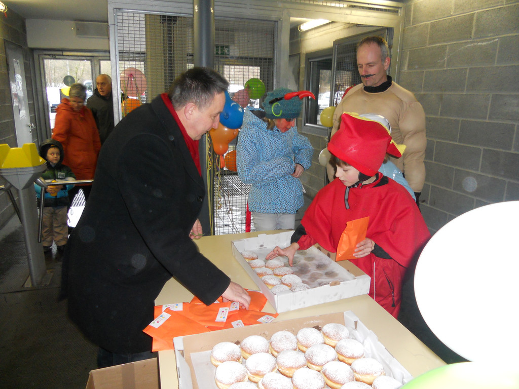 Familien-Stadtrat Guntram Rederer beim Verteilen der __berraschungst__ten und Krapfen.JPG