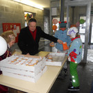Familien-Stadtrat Guntram Rederer verteilte Krapfen an die M__schgerle.JPG