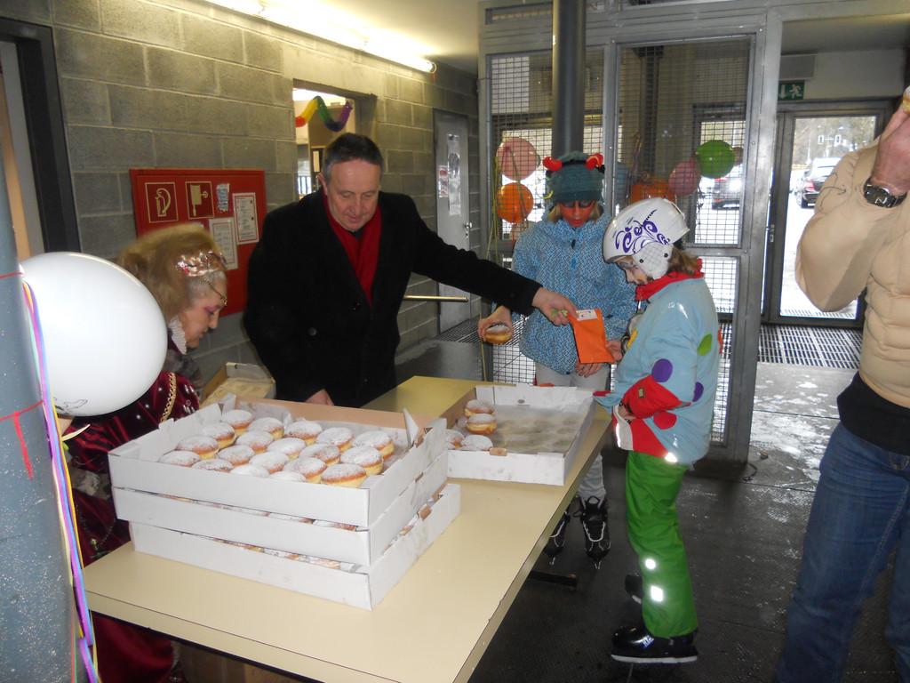 Familien-Stadtrat Guntram Rederer verteilte Krapfen an die M__schgerle.JPG