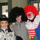 Franziska _9_ und Leonie _10_ aus Altenstadt wurden am Eingang von Regina Pr__ckl _KKF_ begr____t.JPG