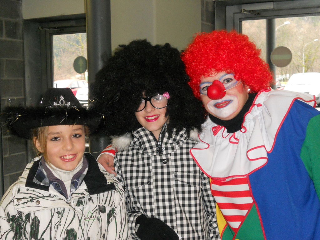 Franziska _9_ und Leonie _10_ aus Altenstadt wurden am Eingang von Regina Pr__ckl _KKF_ begr____t.JPG