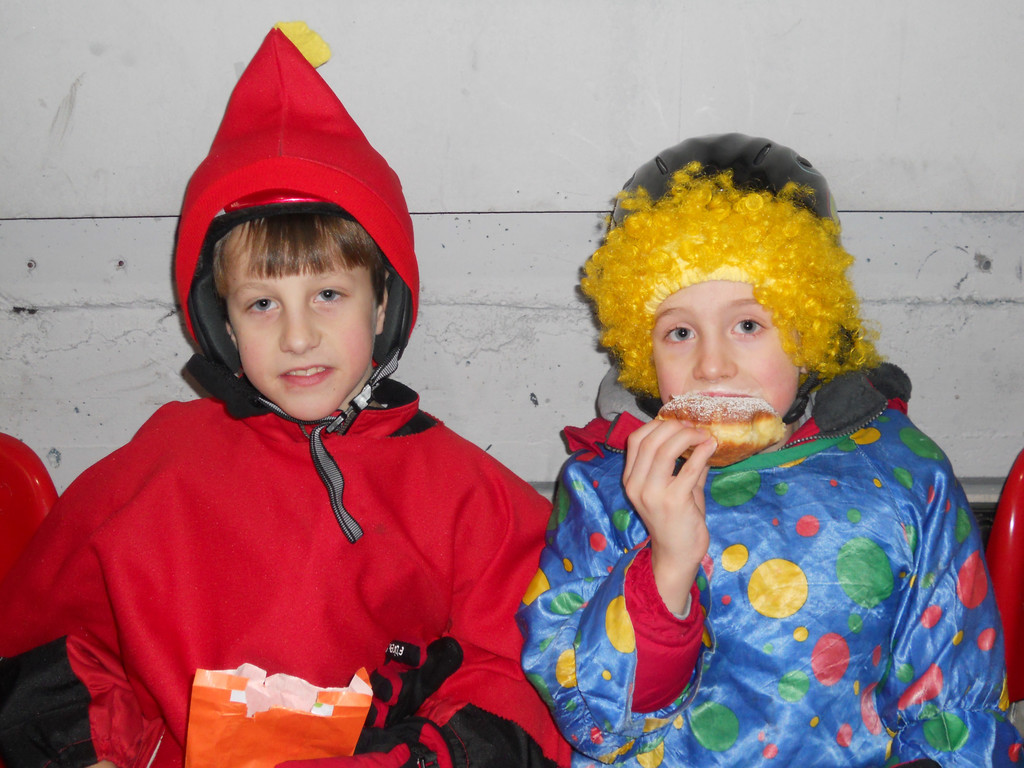 Jakob _10_ und Simon _7_ aus Feldkirch haben sich ihre Gratis-__berraschungst__te geholt.JPG