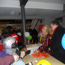 Manuela Breu__ _KKF_ und Familien-Stadtrat Guntram Rederer beim Krapfenverteilen.JPG