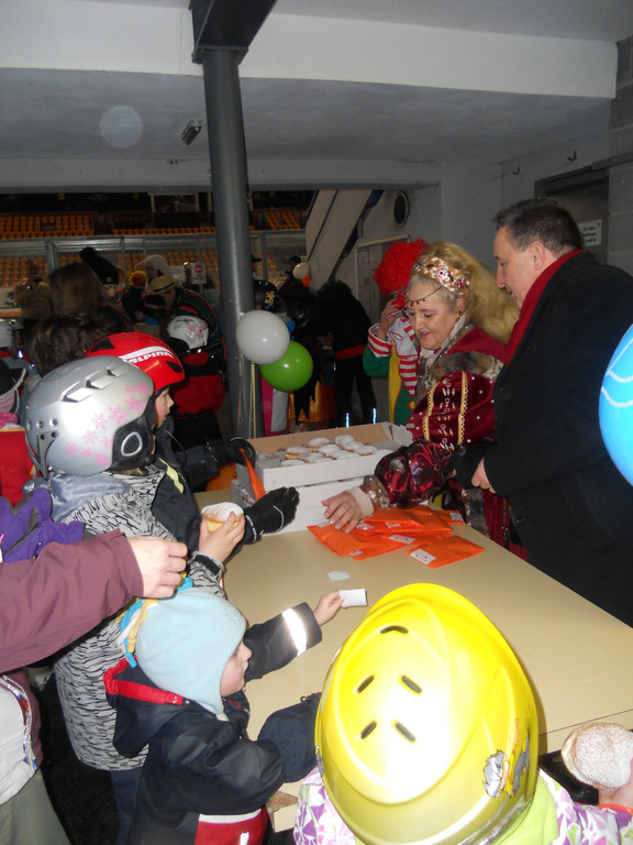 Manuela Breu__ _KKF_ und Familien-Stadtrat Guntram Rederer beim Krapfenverteilen.JPG