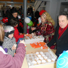 Manuela Breu__ _KKF_ und Familien-Stadtrat Guntram Rederer verteilten __berraschungssackerl und Krapfen.JPG