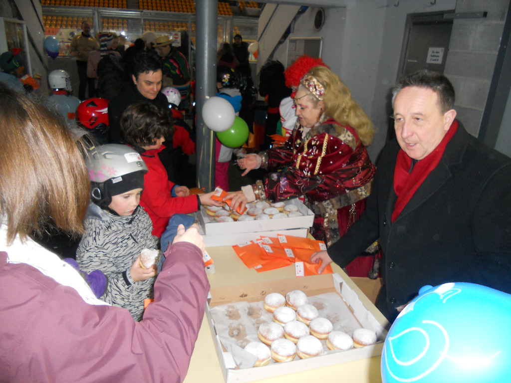 Manuela Breu__ _KKF_ und Familien-Stadtrat Guntram Rederer verteilten __berraschungssackerl und Krapfen.JPG