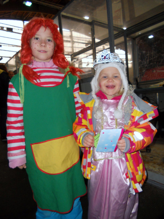 Martina _9_ aus Muntlix kam mit ihrer Nachbarin Elisa _4_.JPG