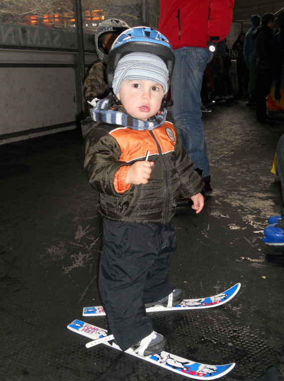 Matteo _21 Monate_ aus R__this blieb vorsichtshalber noch bei den Skiern.JPG