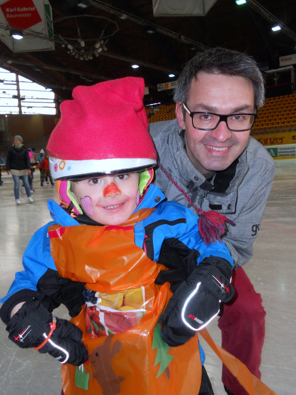 Nick _4_ aus Meiningen bei seinen ersten Versuchen auf dem Eis.JPG