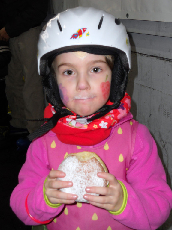 Pia _4_ aus Gisingen lie__ sich den Krapfen schmecken.JPG
