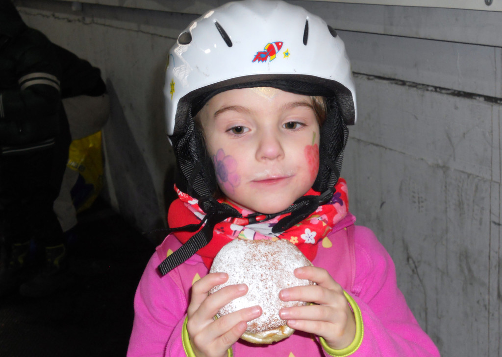 Pia _4_ aus Gisingen schmeckte der Gratis-Krapfen.JPG