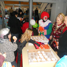 Regina Pr__ckl _KKF__ Manuela Breu__ _KKF_ und Familien-Stadtrat Guntram Rederer beim Krapfenverteilen.JPG