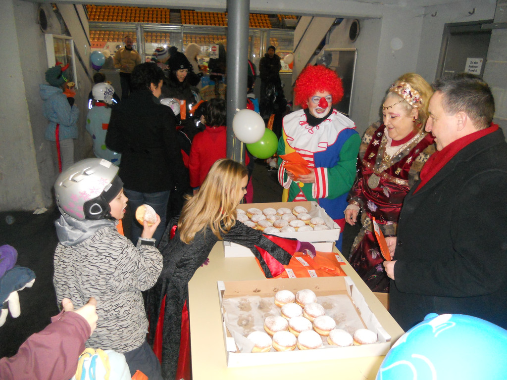 Regina Pr__ckl _KKF__ Manuela Breu__ _KKF_ und Familien-Stadtrat Guntram Rederer beim Krapfenverteilen.JPG