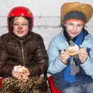 Sophia _7_ und Benjamin _9_ aus Feldkirch st__rkten sich mit einem Gratis-Krapfen.JPG