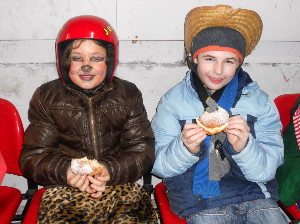 Sophia _7_ und Benjamin _9_ aus Feldkirch st__rkten sich mit einem Gratis-Krapfen.JPG