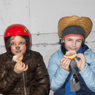 Sophia _7_ und Benjamin _9_ aus Feldkirch st__rkten sich mit Krapfen.JPG