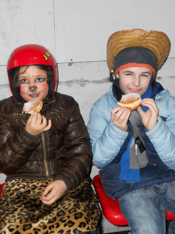 Sophia _7_ und Benjamin _9_ aus Feldkirch st__rkten sich mit Krapfen.JPG