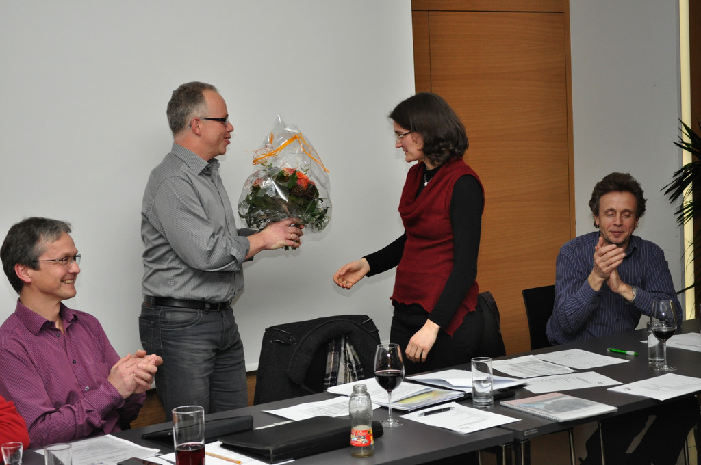 DSC_7318 Obmann dankt Chorleiterin Angelika Kopf-Lebar_JPG-1360167124