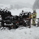 Traktor stürzt über Böschung