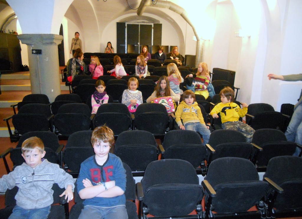 01 Der Saal f__llt sich.JPG