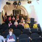 02 Die ersten Kinobesucher nehmen ihre Pl__tze ein.JPG