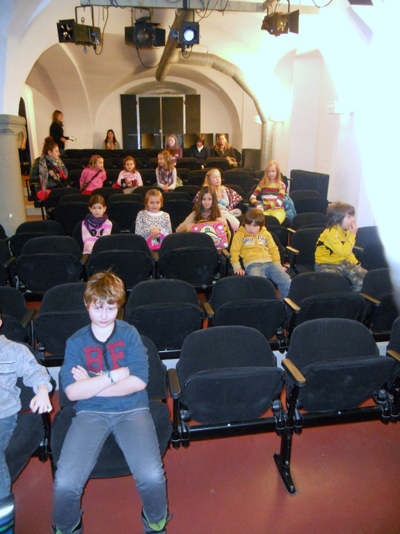 02 Die ersten Kinobesucher nehmen ihre Pl__tze ein.JPG