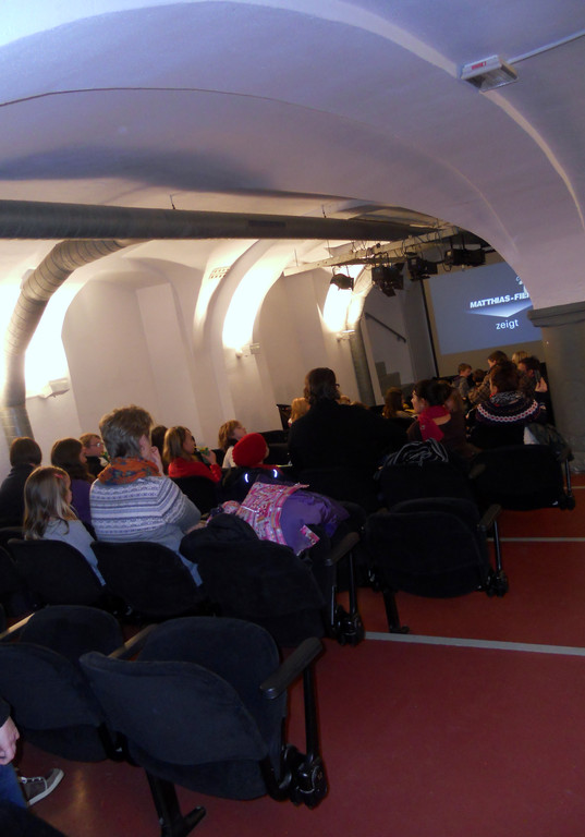 04 Gro__e und kleine Kinobesucher.JPG