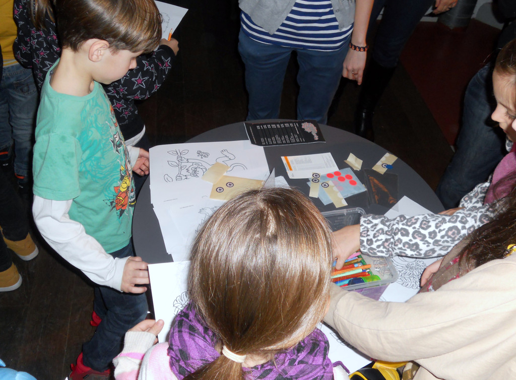 19 Im Anschluss an den Film darf gemalt werden.JPG