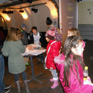 20 Die Kinder holen sich ihre Ausmalbilder ab.JPG