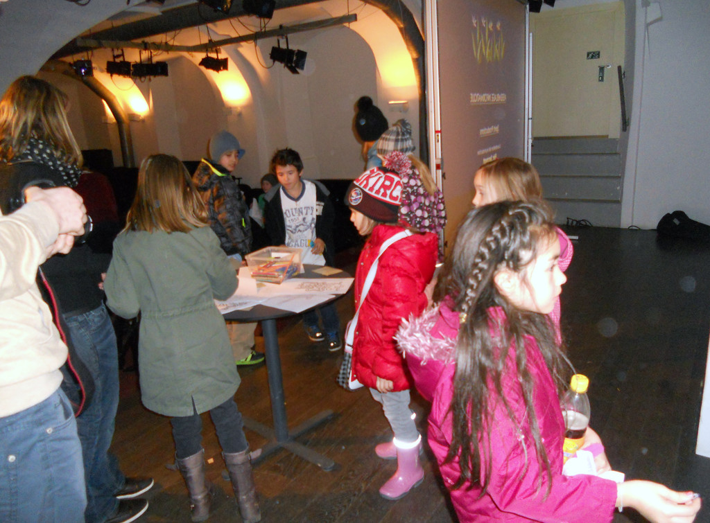 20 Die Kinder holen sich ihre Ausmalbilder ab.JPG