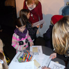 21 Die Kinderbesucher dr__ngen sich um die Ausmalbilder.JPG