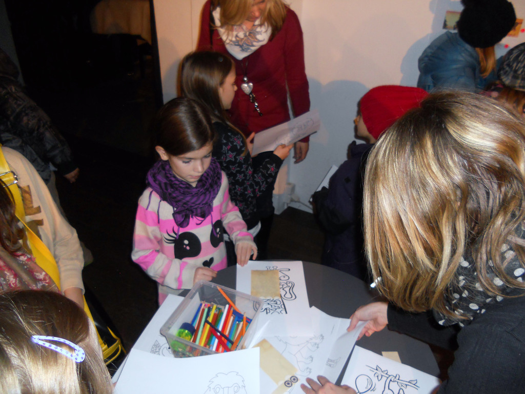 21 Die Kinderbesucher dr__ngen sich um die Ausmalbilder.JPG