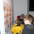 22 Die Kinder bewerten den Film mithilfe von Klebepunkten.JPG