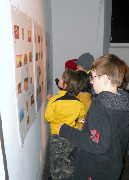 22 Die Kinder bewerten den Film mithilfe von Klebepunkten.JPG