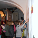 23 Die Kinder kleben Bewertungspunkte auf die Plakate.JPG