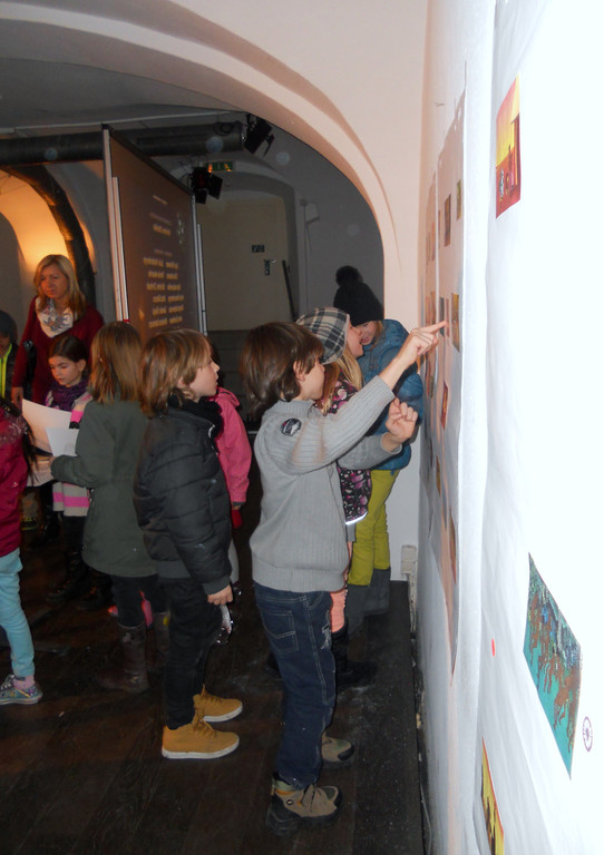 23 Die Kinder kleben Bewertungspunkte auf die Plakate.JPG