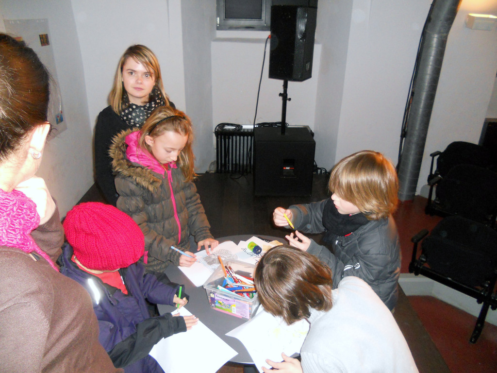 27 Martina _Jugendservice_ mit jungen Kinobesuchern.JPG
