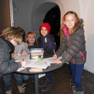 28 Martina vom Jugendservice umringt von jungen Kinobesuchern.JPG