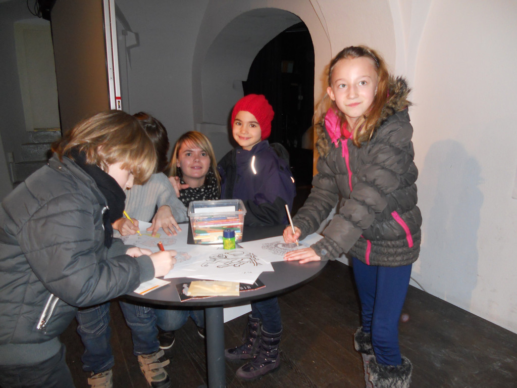28 Martina vom Jugendservice umringt von jungen Kinobesuchern.JPG