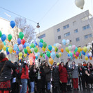 Luftballons gegen Gewalt an Frauen