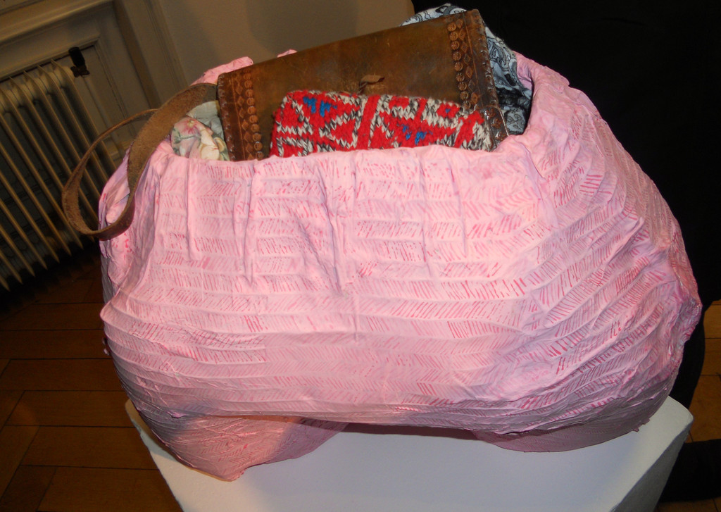 04 Installation Aunt Azemas Traveling Bag von Lana Jonuzi.JPG