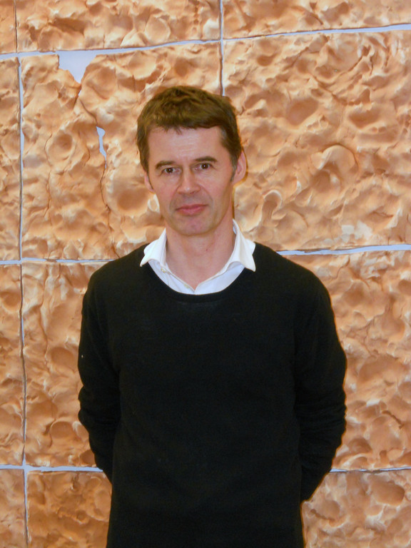 12 Albrecht Zauner vor seiner Installation Feld.JPG