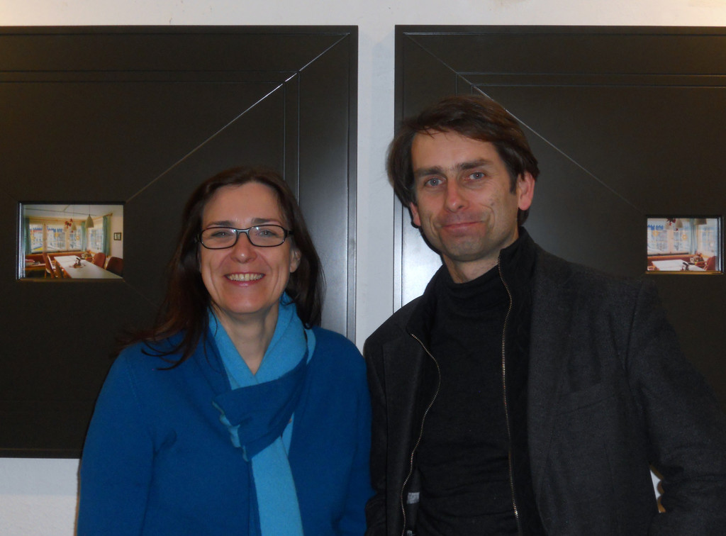 22 K__nstlerduo raumhochrosen - Heike Schlauch und Robert Fabach vor ihren Fotografien Was bleibt.JPG