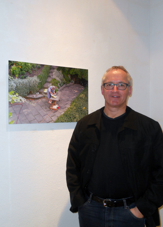 27 Georg Vith vor seinem Foto Was vor__bergehend bleibt.JPG